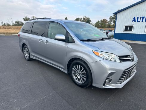 Used 2018 Toyota Sienna XLE image 2