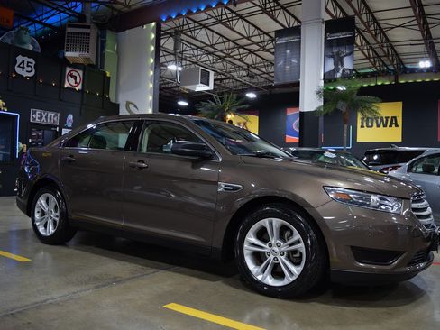 Used 2015 Ford Taurus SE image 13