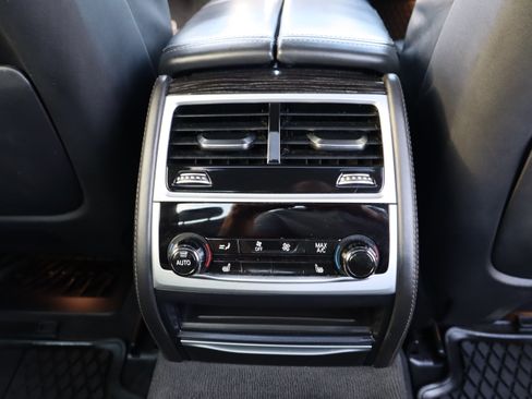 Used 2021 BMW 750i xDrive image 17