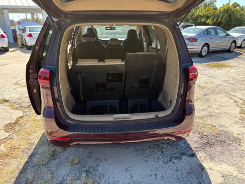 Used 2016 Kia Sedona LX image 4