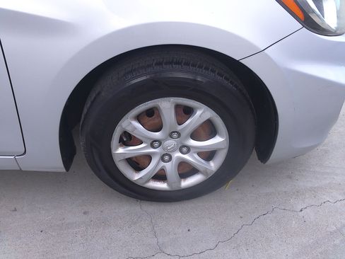 Used 2012 Hyundai Accent GLS image 30