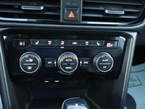 Used 2022 Volkswagen Taos SEL image 28