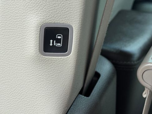 Used 2018 Chrysler Pacifica Touring-L image 34