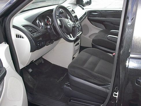Used 2016 Dodge Grand Caravan SE image 12