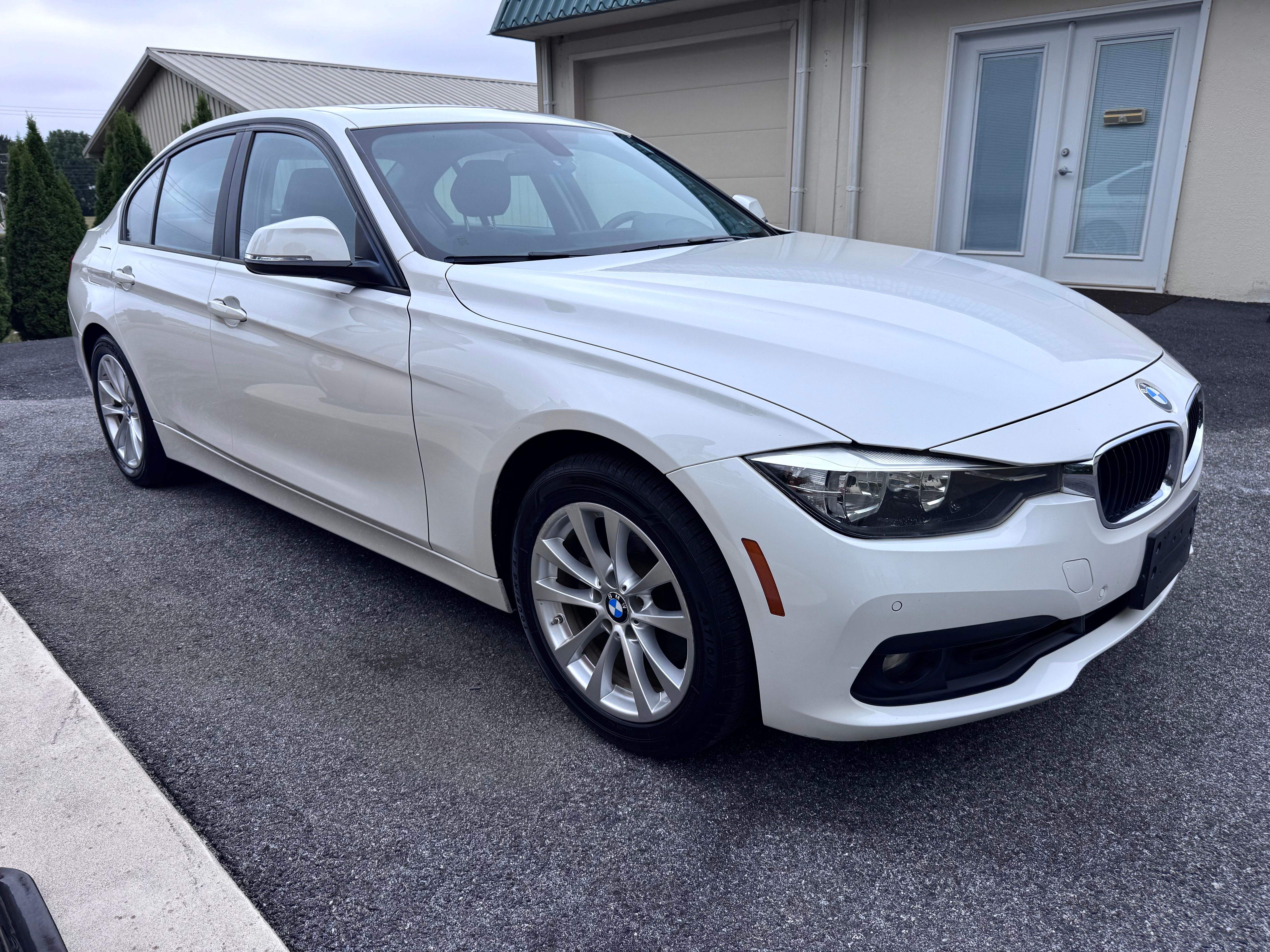 Used 2017 BMW 320i Sedan RWD image 4