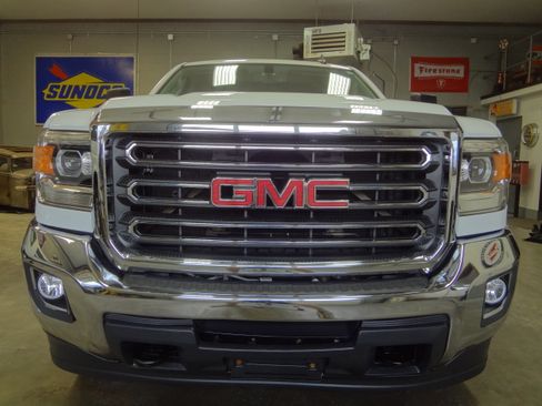 Used 2015 GMC Sierra 2500 Classic SLE image 2