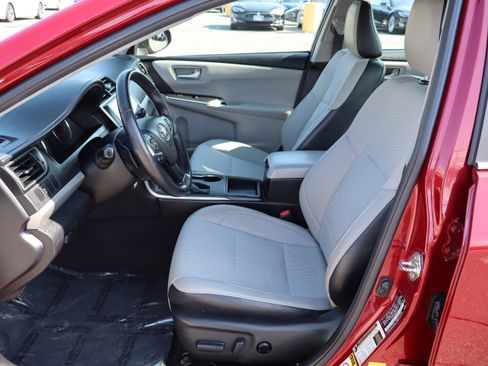 Used 2016 Toyota Camry SE image 12