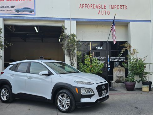 Used 2018 Hyundai Kona SE image 1