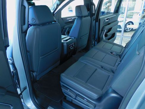 Used 2025 Chevrolet Suburban Z71 image 19