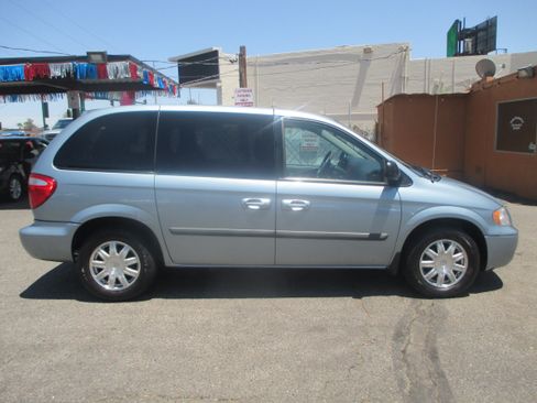 Used 2005 Chrysler Town & Country Limited FWD image 2