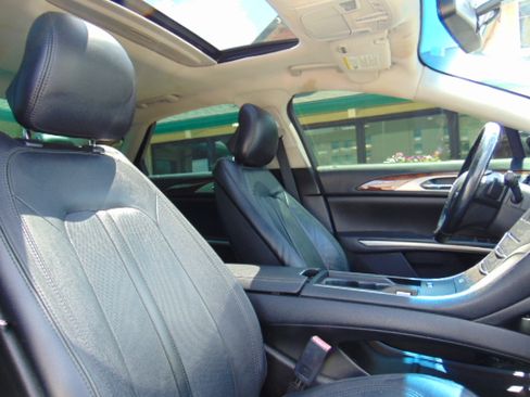 Used 2015 Lincoln MKZ image 24