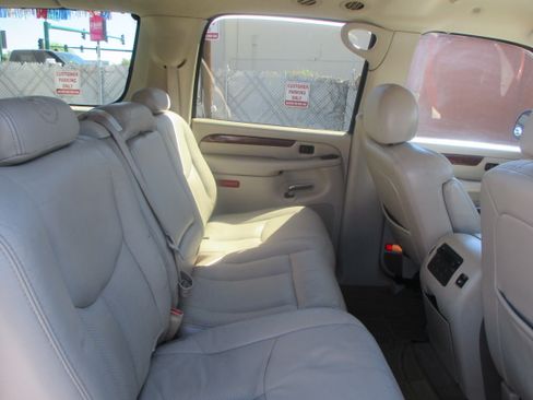 Used 2005 Cadillac Escalade ESV Premium image 15