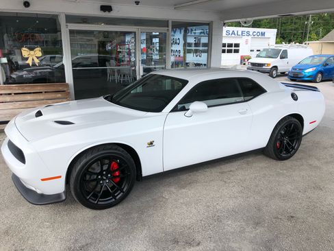 Used 2020 Dodge Challenger R/T Scat Pack RWD image 4