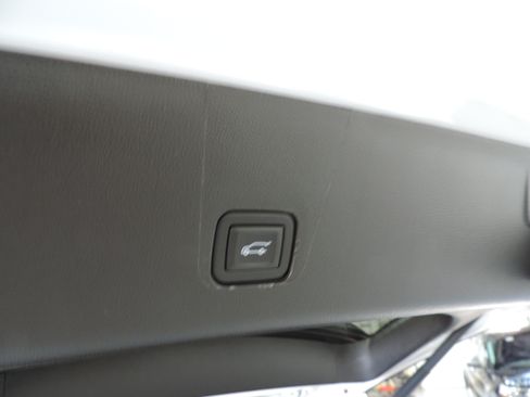 Used 2023 Chevrolet Traverse Premier image 31