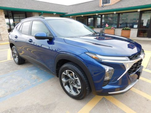 Used 2024 Chevrolet Trax LT image 2