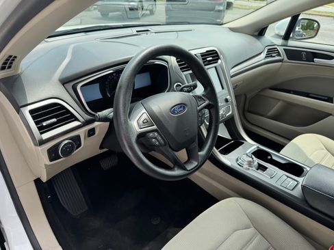 Used 2020 Ford Fusion SE FWD image 8