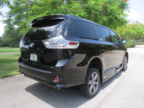 Used 2017 Toyota Sienna SE FWD image 18