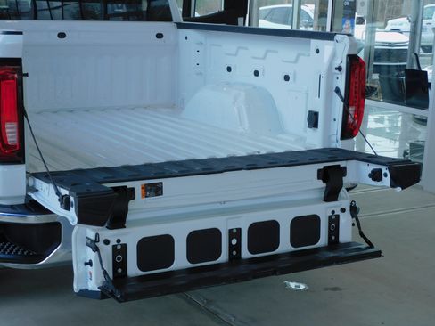 Certified 2025 GMC Sierra 1500 SLT image 17