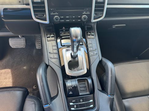 Used 2017 Porsche Cayenne AWD/4WD image 13