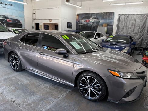 Used 2018 Toyota Camry SE Sedan FWD image 9