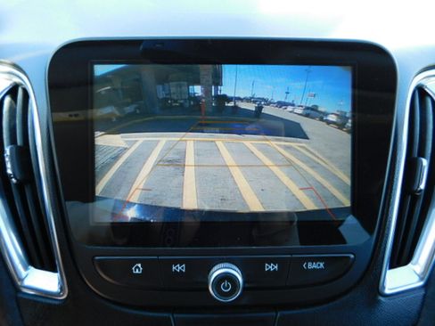 Used 2018 Chevrolet Malibu LT image 18