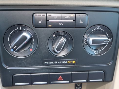 Used 2013 Volkswagen Beetle 2.0T image 27