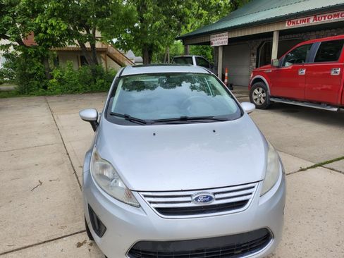 Used 2011 Ford Fiesta SE Sedan FWD image 2