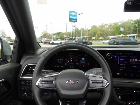 Used 2025 Chevrolet Suburban RST image 2