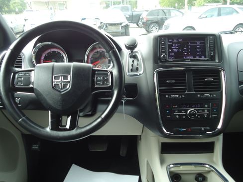 Used 2019 Dodge Grand Caravan SXT FWD image 7
