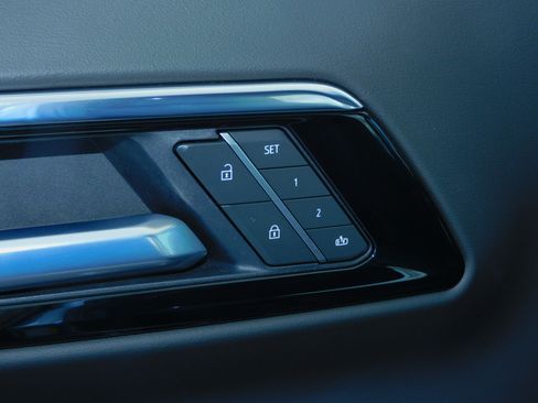 Used 2025 Chevrolet Suburban Z71 image 34