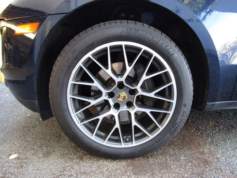 Used 2018 Porsche Macan Sport Edition AWD/4WD image 21