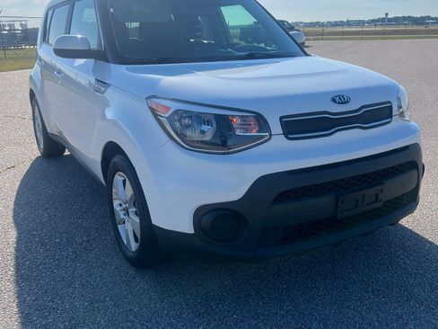 Used 2019 Kia Soul LX FWD image 1