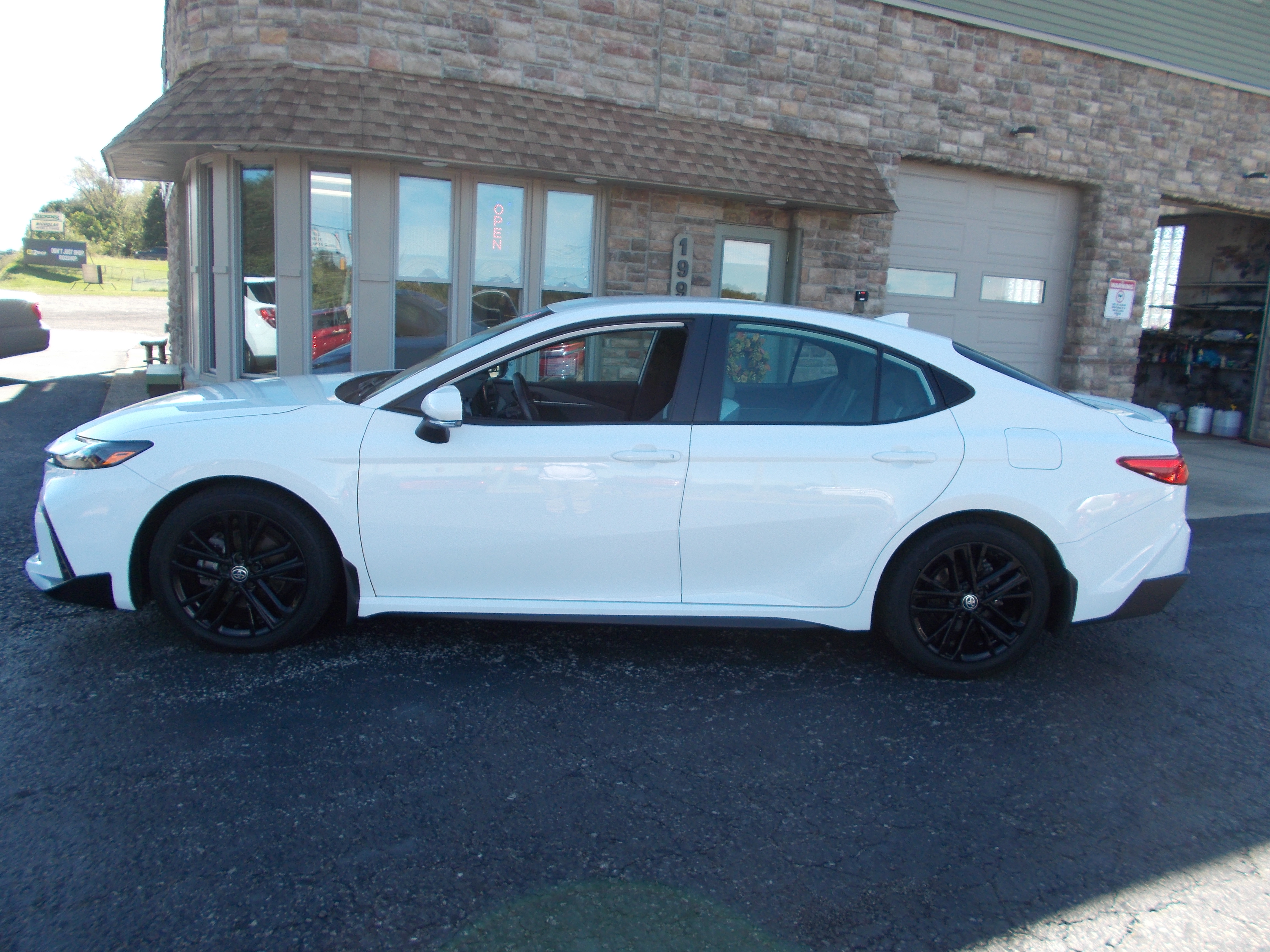Used 2025 Toyota Camry SE Hybrid FWD image 8
