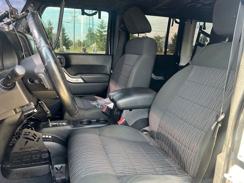 Used 2012 Jeep Wrangler Unlimited Sahara image 17