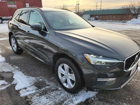 Used 2022 Volvo XC60 B5 Momentum image 5