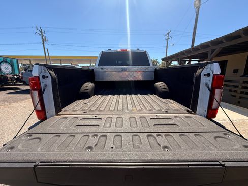 Used 2022 Ford F250 Super Duty Platinum image 6