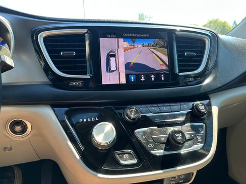 Used 2020 Chrysler Pacifica Touring-L Plus image 12