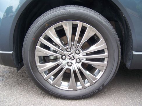 Used 2024 Toyota Venza Limited image 8