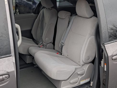 Used 2015 Toyota Sienna LE image 5