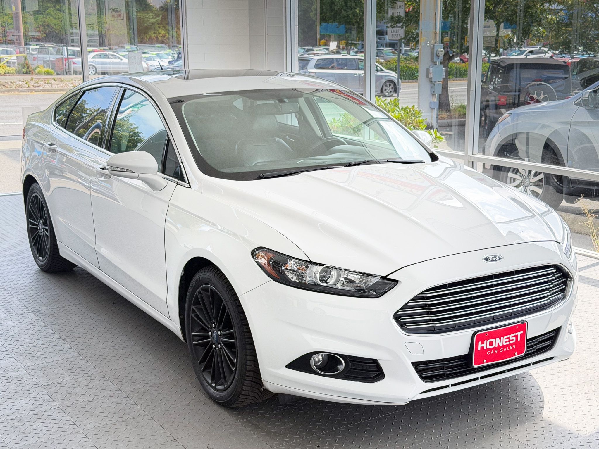 Used 2013 Ford Fusion SE FWD image 1