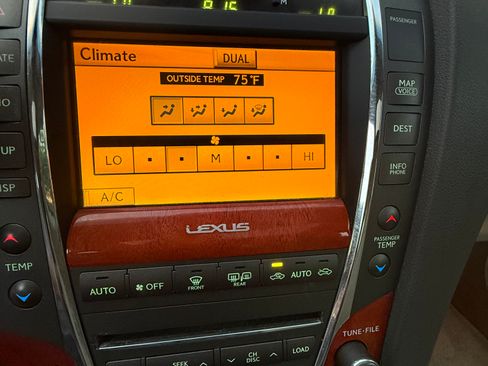 Used 2012 Lexus ES 350 w/ Luxury Pkg & Navigation FWD image 17