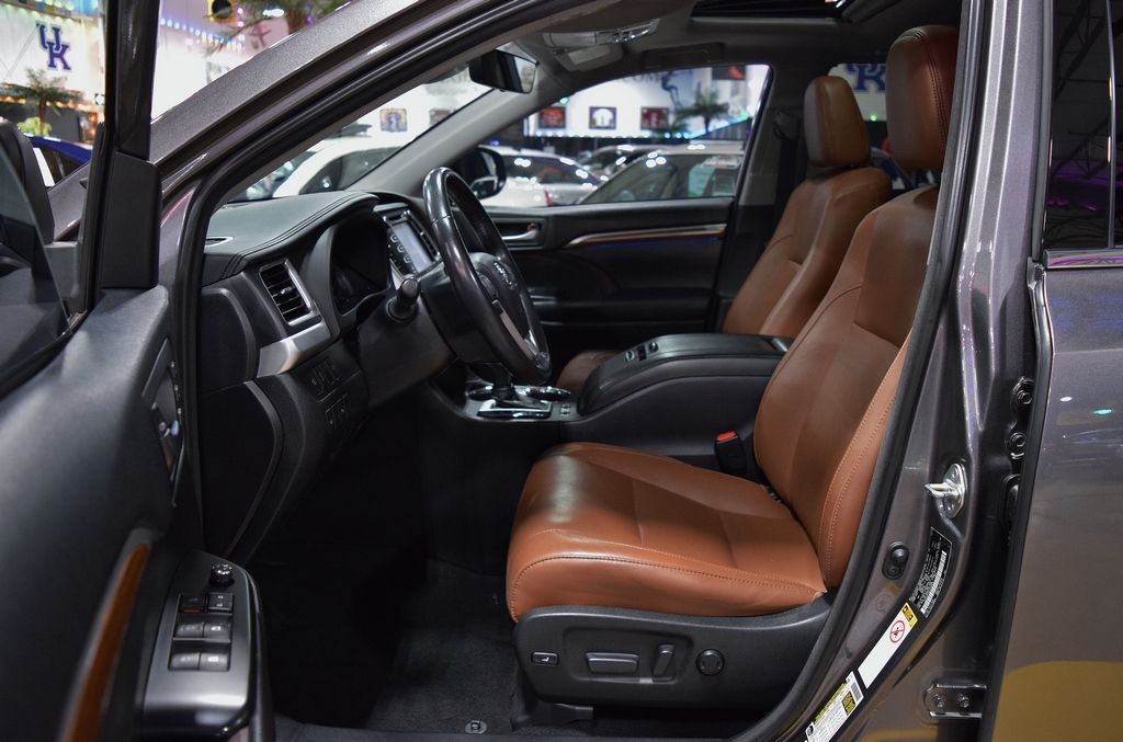 Used 2018 Toyota Highlander Limited V6 w/ 3rd Row FWD image 18