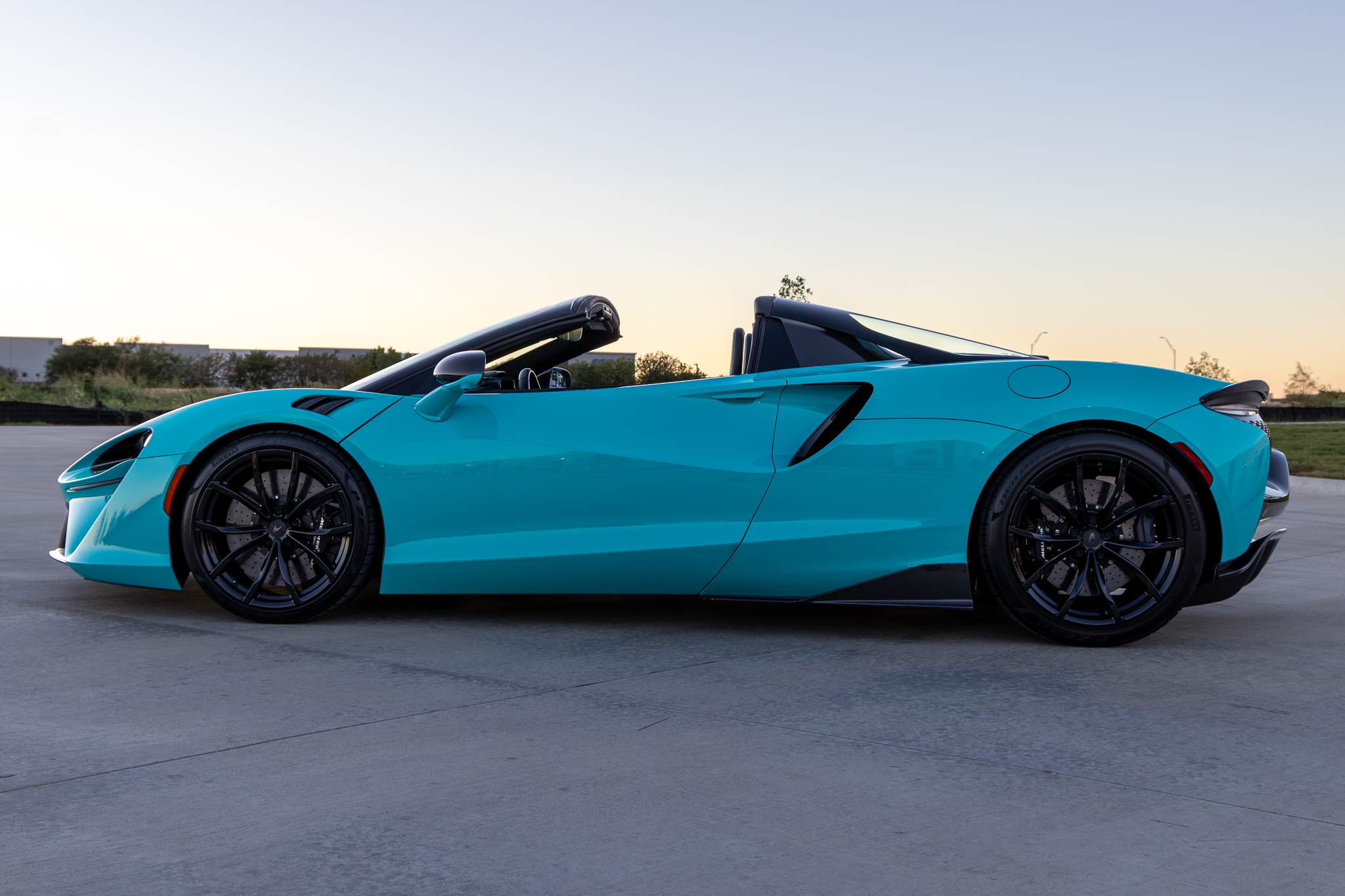 Used 2025 McLaren Artura Spider RWD image 8