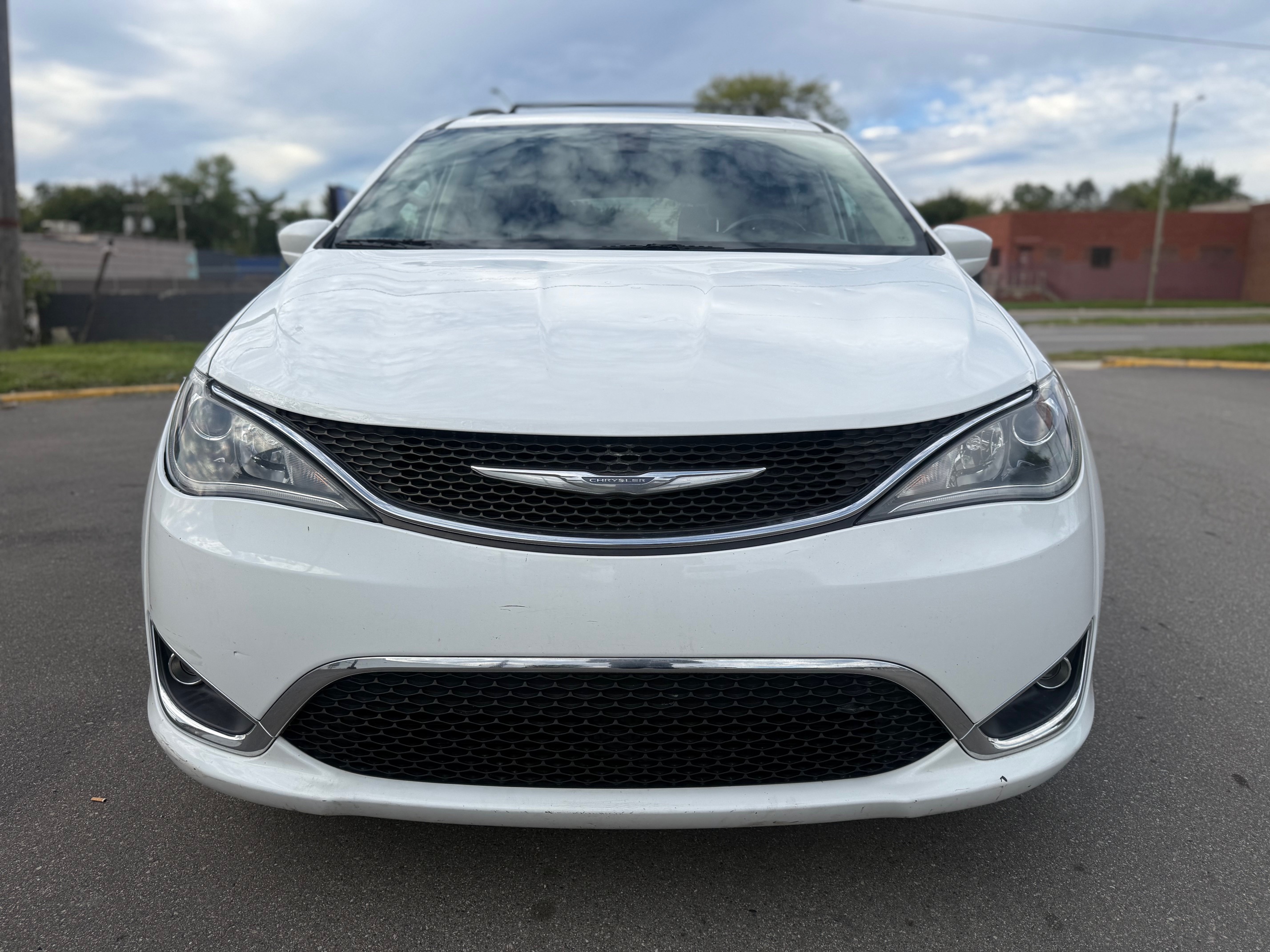 Used 2017 Chrysler Pacifica Touring-L FWD image 2