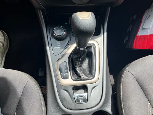 Used 2017 Jeep Cherokee Sport AWD/4WD image 6