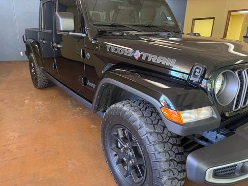 Used 2025 Jeep Gladiator Sport image 3