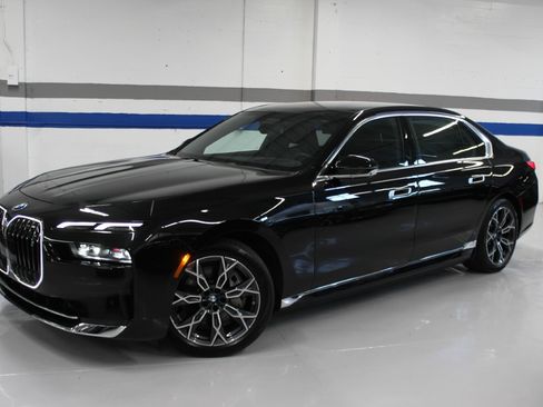 Used 2024 BMW i7 xDrive60 image 3