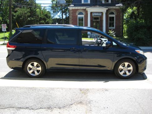 Used 2011 Toyota Sienna LE FWD image 2