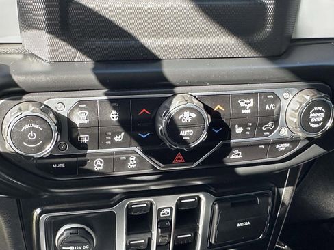 Used 2021 Jeep Wrangler Unlimited Islander image 12