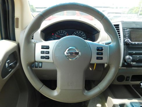 Used 2018 Nissan Frontier 2WD Crew Cab image 12